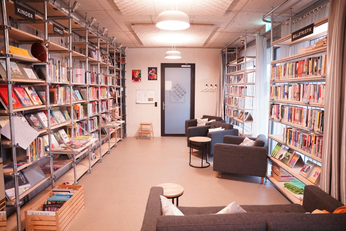 Foto: House of Books, die Bibliothek im Regenbogenhaus, mit halbtransparenten und blickdichten Vorhängen (Foto: Mirjam Widmer)