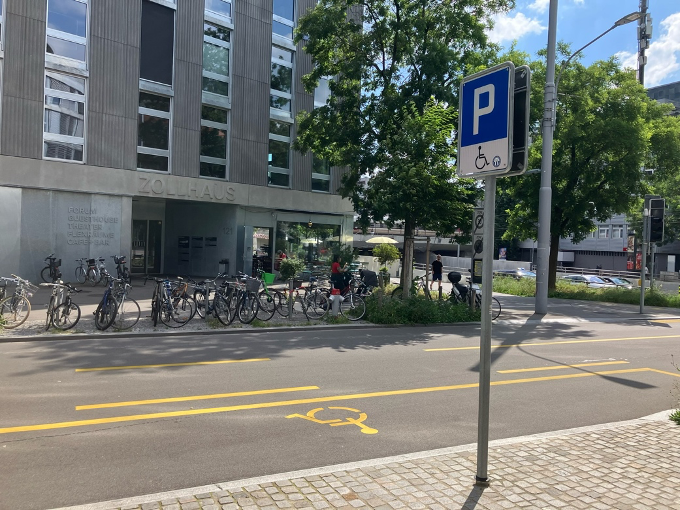 Foto: Rollstuhlgerechter Parkplatz Zollstrasse, direkt vor dem Eingang Zollstrasse 121