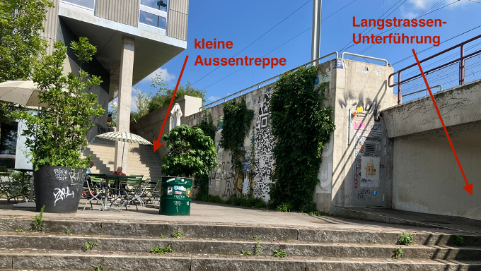 Foto: Kleine Aussentreppe zwischen Bahngleisen und Zollstrasse 121 zur Gleis-Bar und Gleisterrasse
