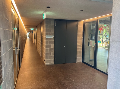 Foto rechts: Blick in den langen Gang, rechts der Eingang zum Regenbogenhaus (House of Color)