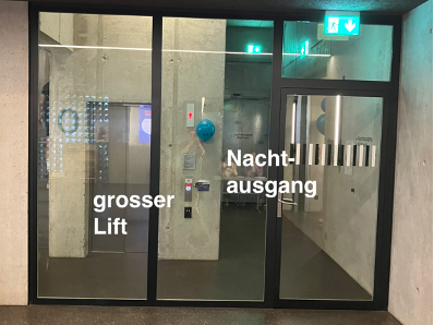 Foto rechts: Blick auf Lift und Nachtausgang aus dem Lichthof