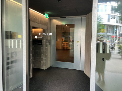 Foto links: Haupteingang Zollhaus (121) mit Zugang zum Lift