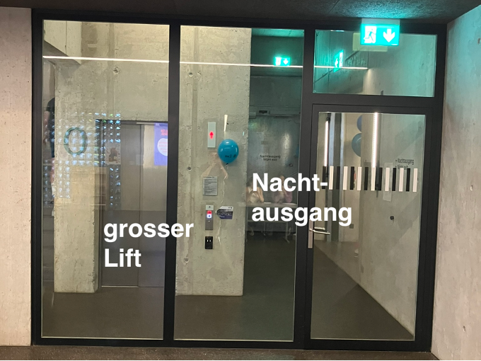 Foto: Blick auf Lift und Nachtausgang aus dem Lichthof (Zollstrasse 121)