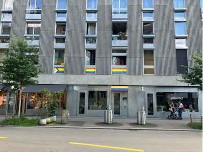 Foto links: Das Regenbogenhaus: Blick von der Zollstrasse auf den Eingang Zollstrasse 117